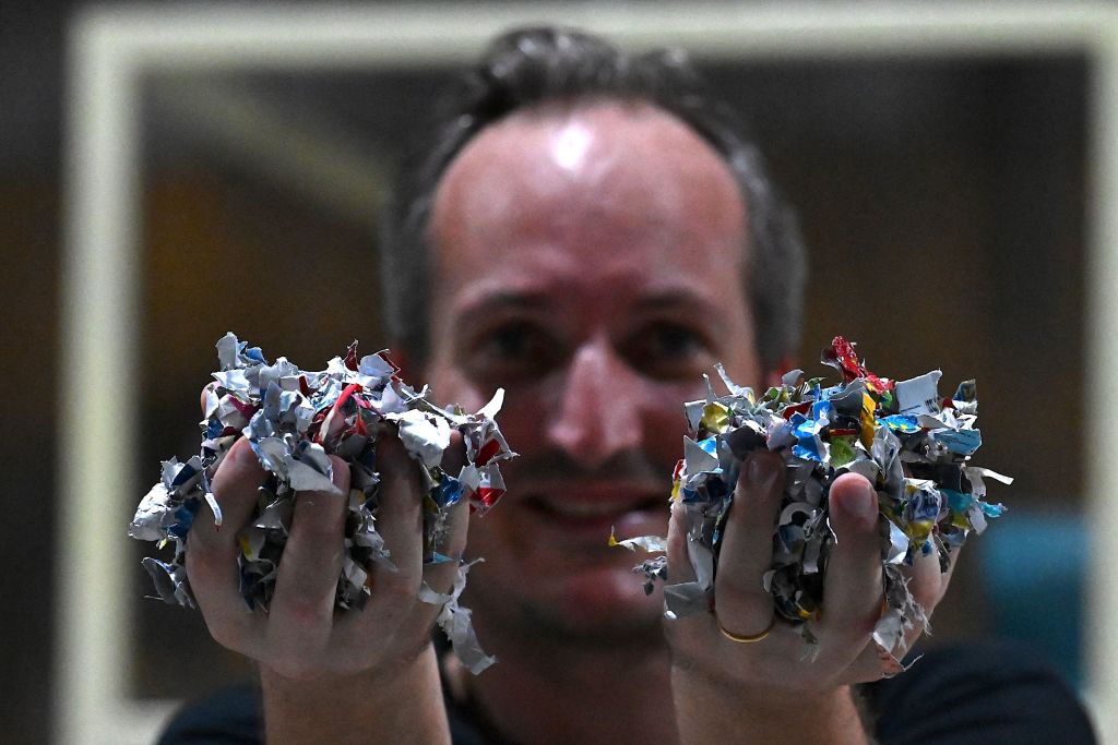 Un innovador proceso de conversión convierte los residuos plásticos en diésel, combatiendo la contaminación en dos frentes