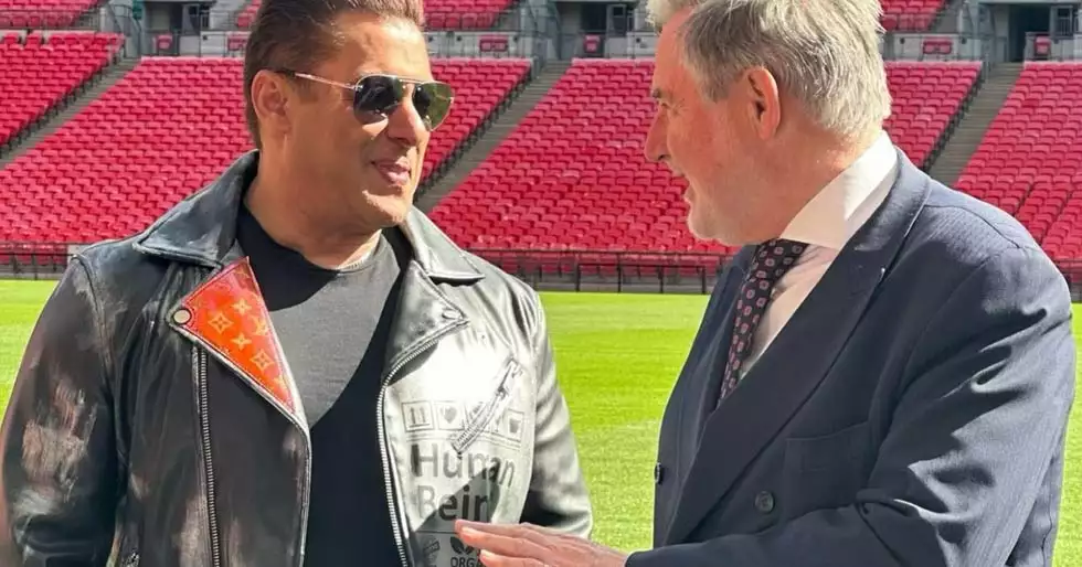 El diputado de Brent North, Barry Gardiner, da una cálida bienvenida a Salman Khan