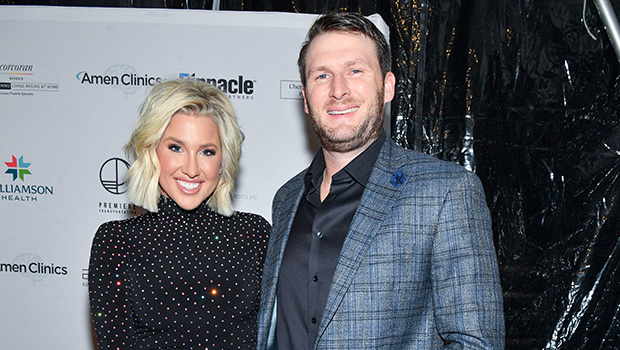 Savannah Chrisley habla del romance ‘duro’ a larga distancia de Robert Shiver – Hollywood Life