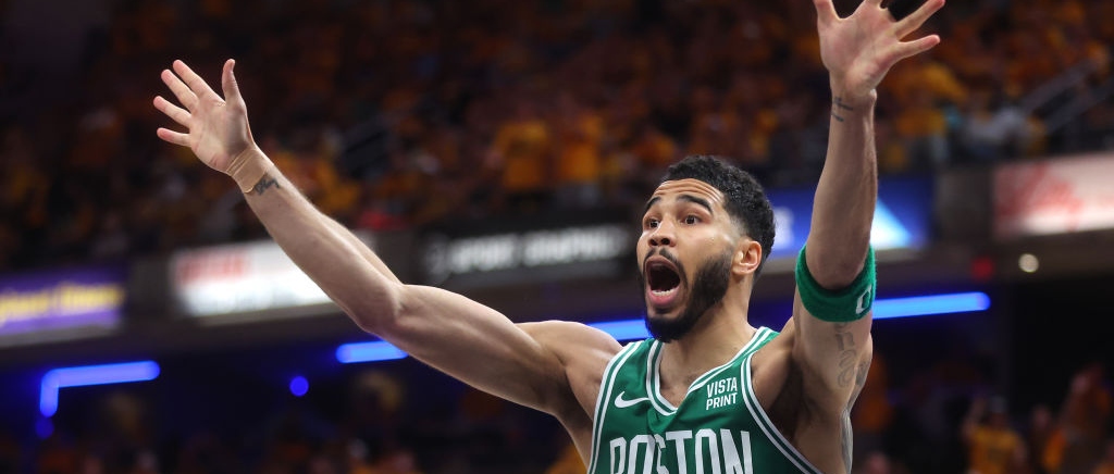 Los Celtics lograron una remontada de dos dígitos para alejarse a una victoria de las finales de la NBA