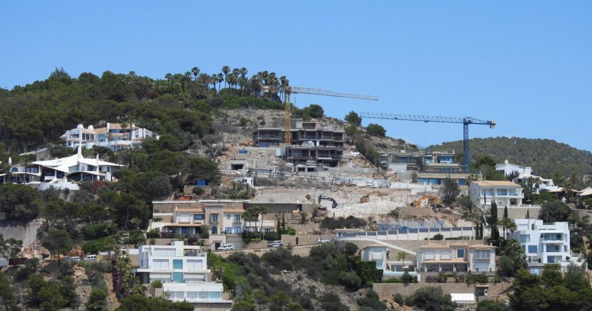 Las grúas dominan el horizonte de Puerto Andratx