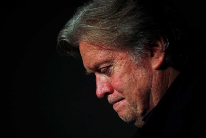 El presidente Mike Johnson ahora intenta mantener a Steve Bannon fuera de prisión