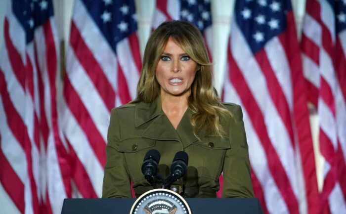 Melania Trump no está en el debate, pero Jill Biden sí