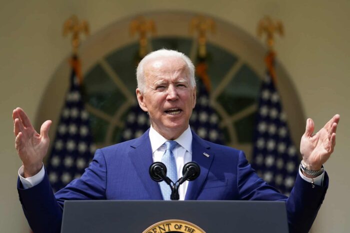 Biden dice que ningún agresor doméstico debería conseguir armas mientras Trump guarda silencio