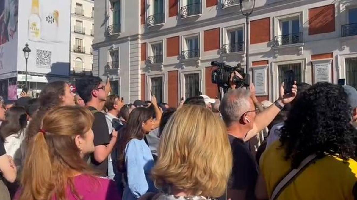 Cientos de seguidores se congregan en la madrileña Puerta del Sol para arropar a Milei al grito de “España está contigo”