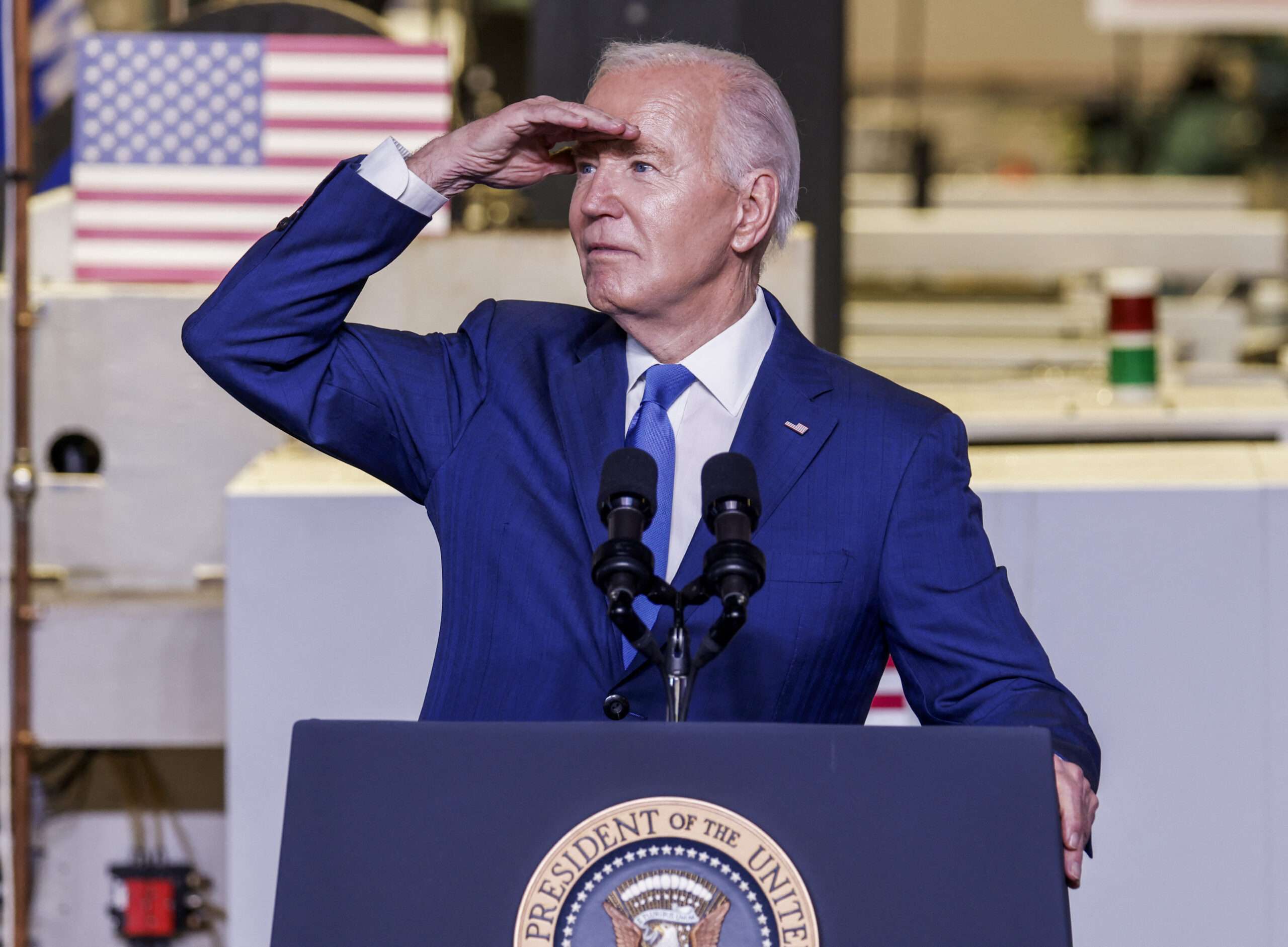 Biden intenta distraer a los votantes con medidas enérgicas contra la inmigración