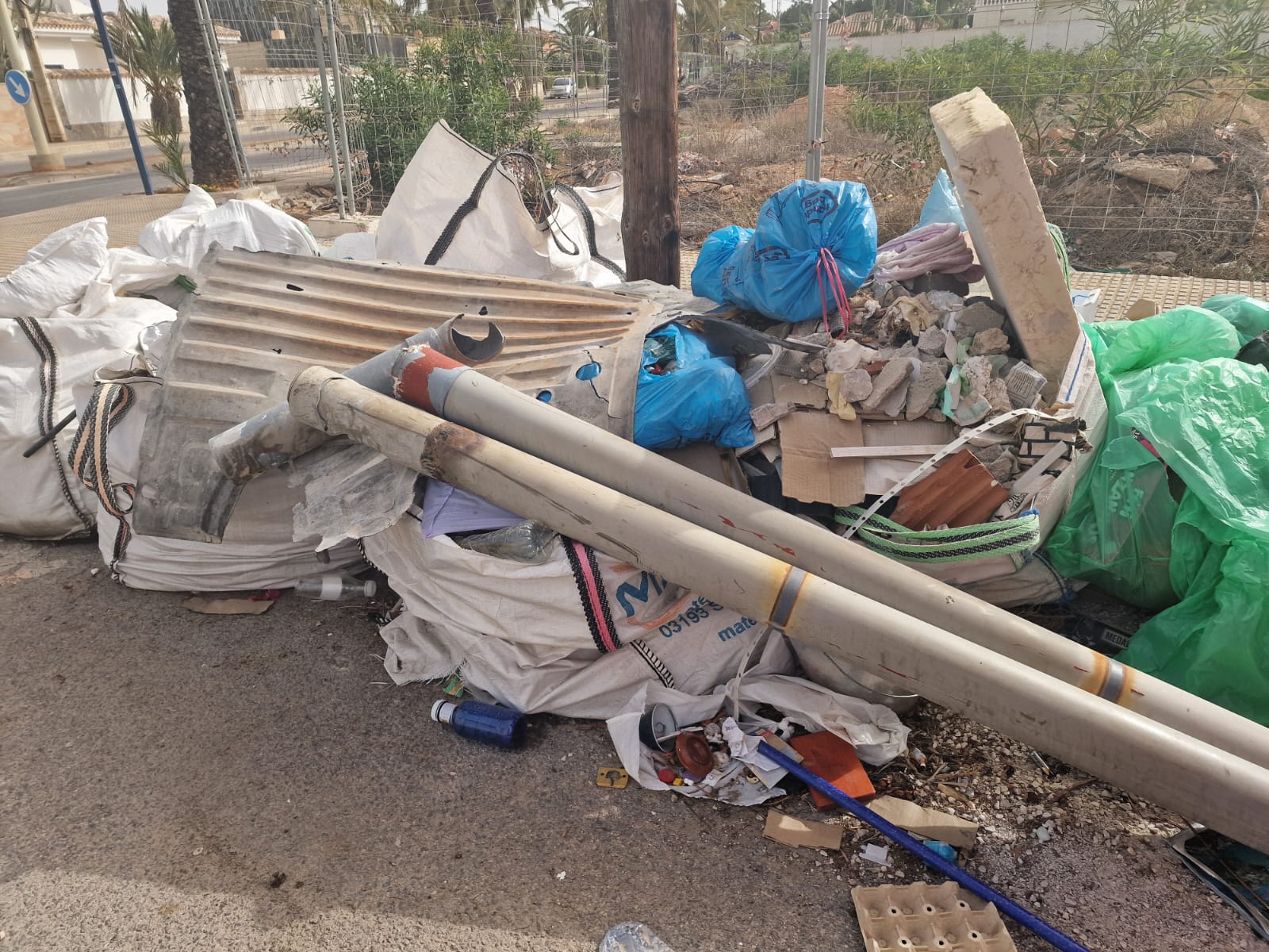 Orihuela Costa se hunde bajo montículos de basura