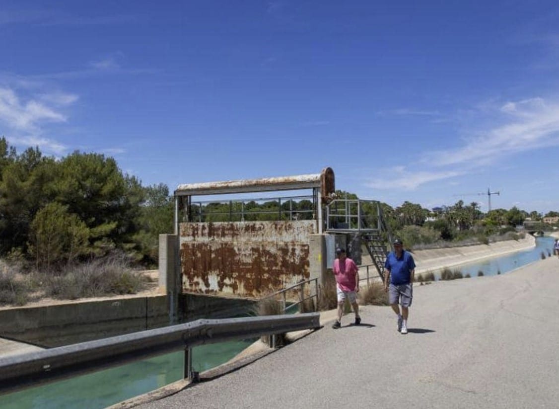 El canal de Orihuela Costa seguirá abierto a los peatones
