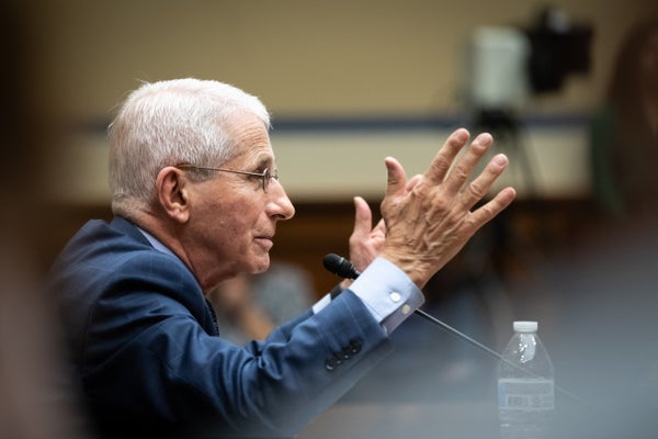 Fauci califica de “absurda” la afirmación de encubrimiento de la COVID