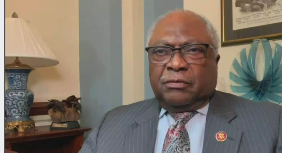 El representante Jim Clyburn pide a los nerviosos demócratas que se “relajen”