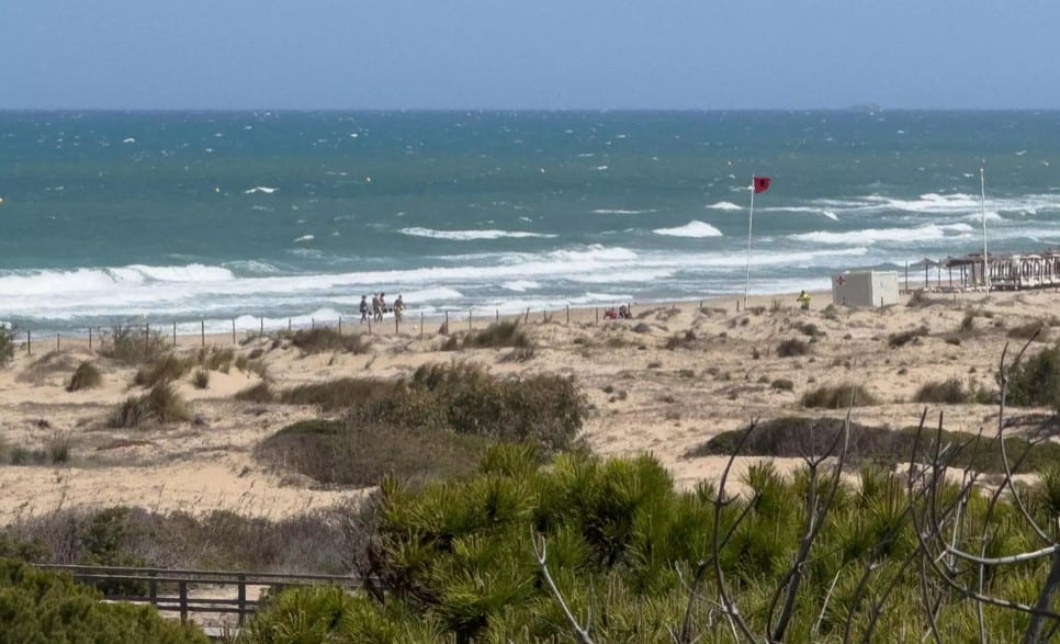 Dos ahogados en la playa de Gran Alacant pese a la bandera roja