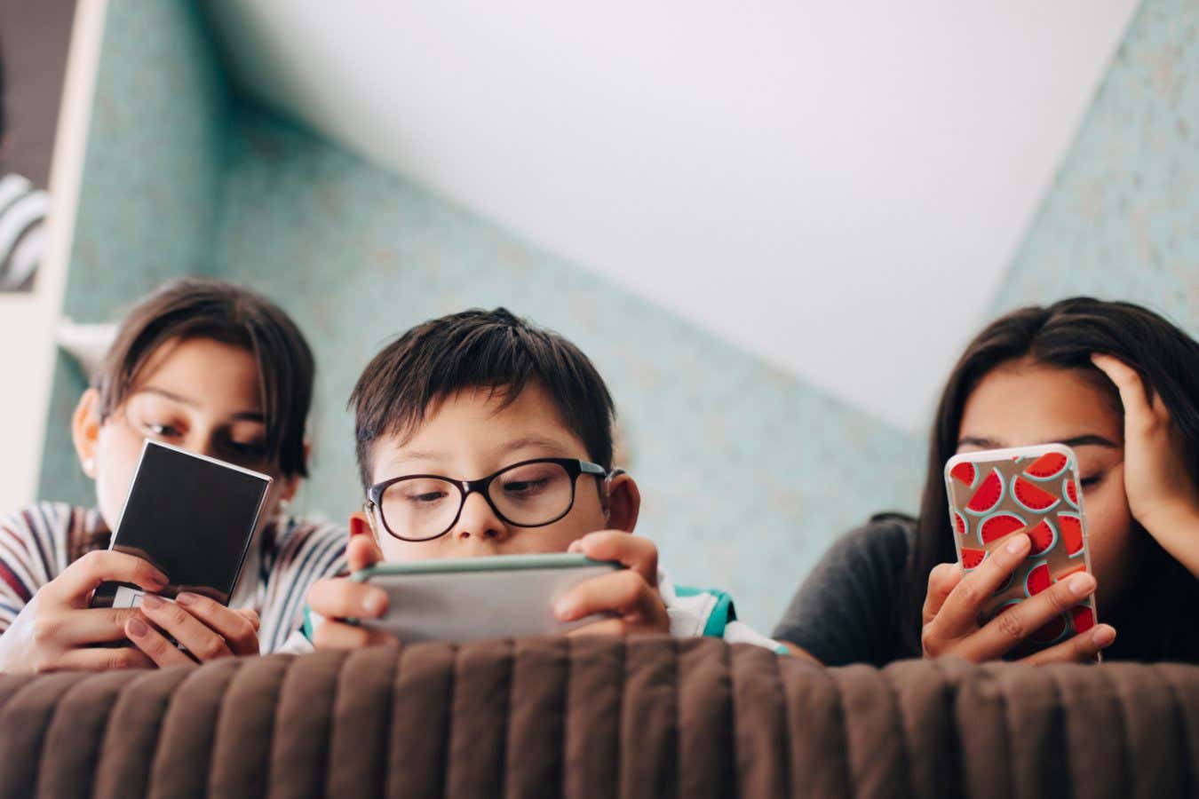 La introducción gradual de los teléfonos inteligentes ayudará a los niños más que las prohibiciones