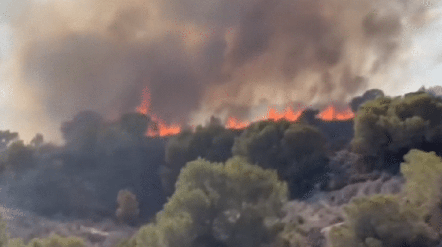 Incendio controlado tras arrasar más de 10 hectáreas en los campos de golf de Las Ramblas y Campoamor