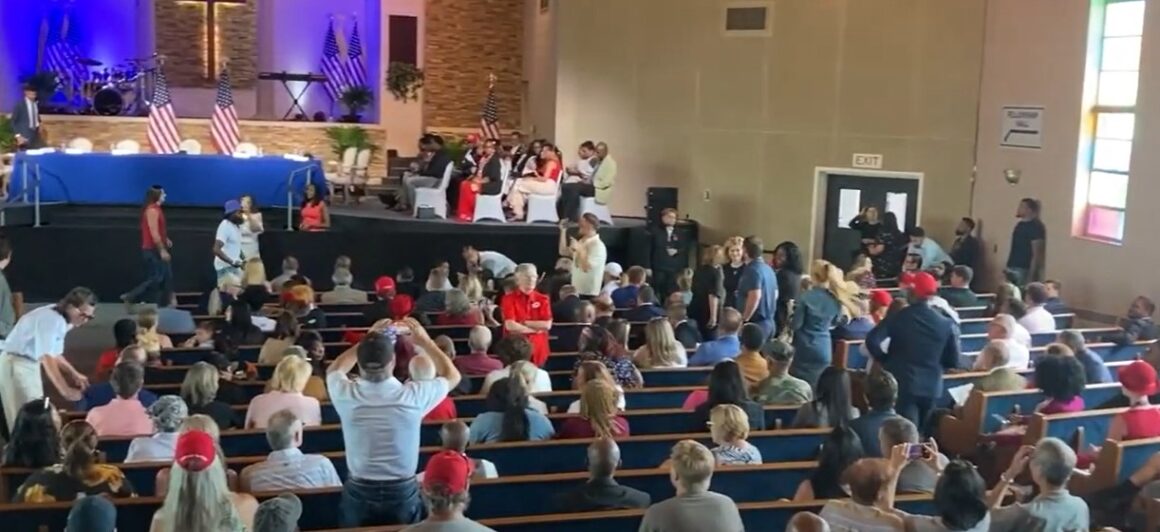 Trump supuestamente fue transportado en autobús entre una multitud blanca para su discurso en la iglesia negra de Detroit