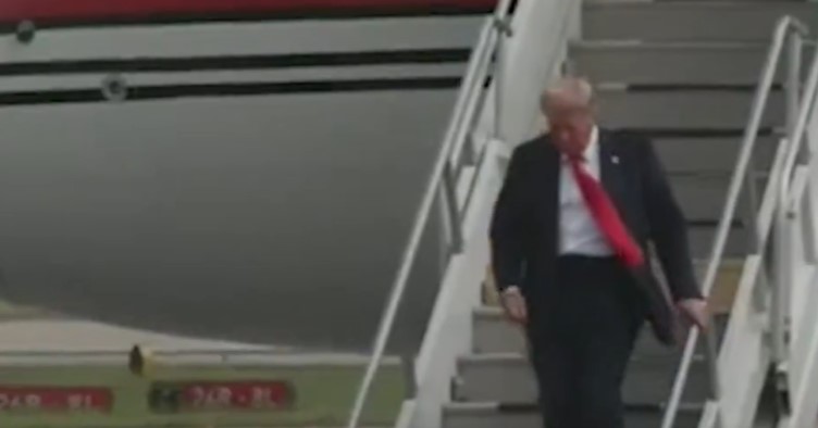 Trump apenas puede bajar las escaleras cuando llega al debate presidencial