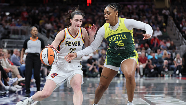 Caitlin Clark y Victoria Vivians tienen un momento intenso en el juego de la WNBA – Hollywood Life