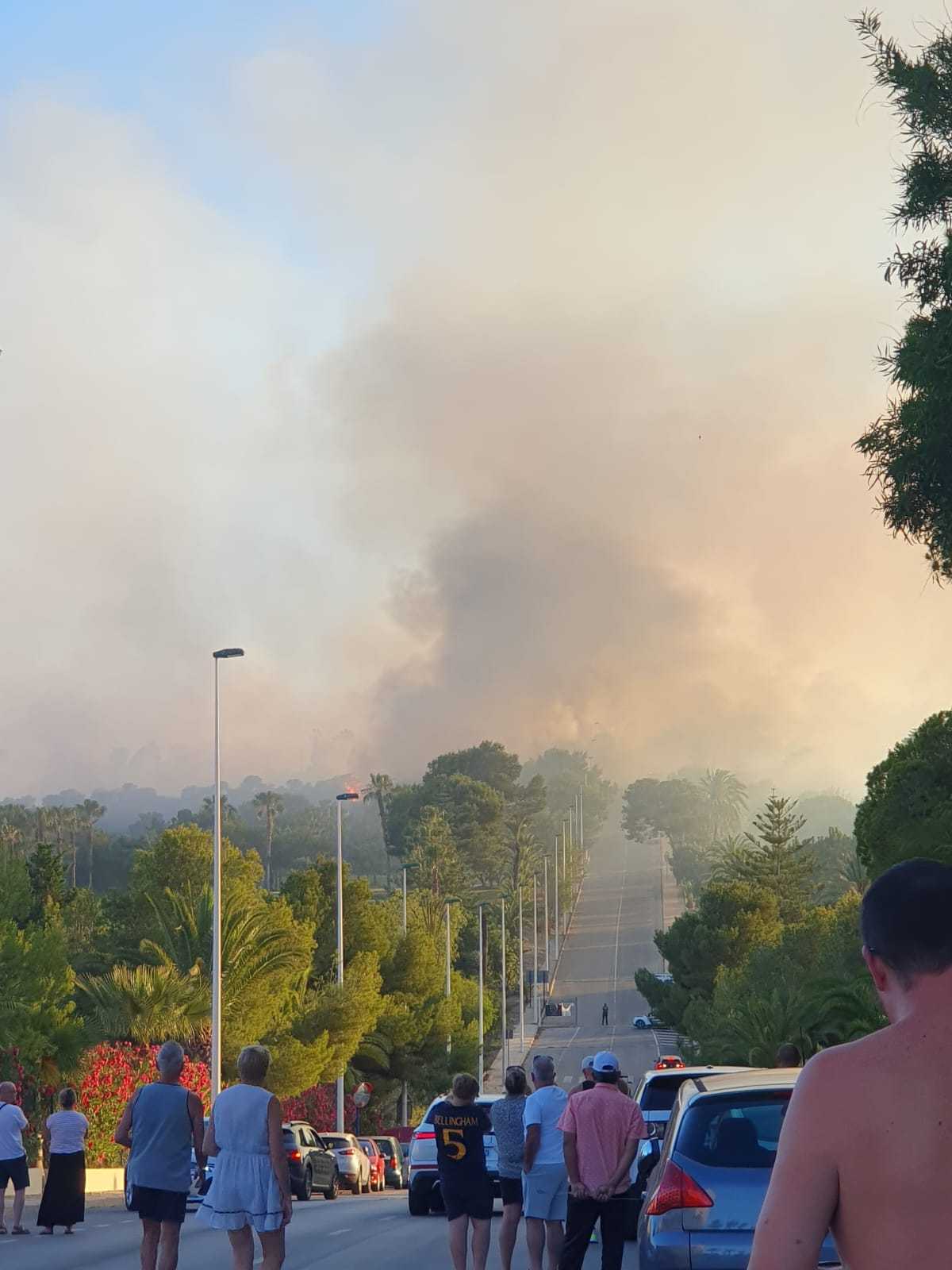 Un incendio amenaza viviendas en Las Ramblas Golf de Orihuela Costa
