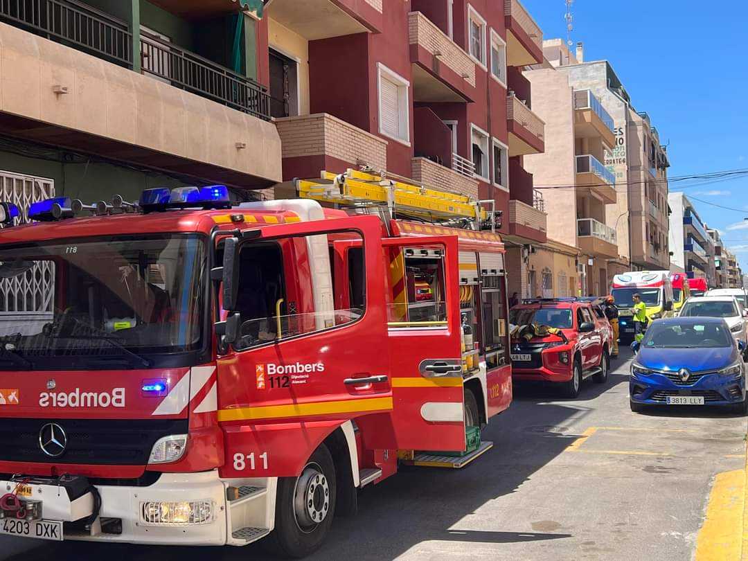 Un incendio cerca de la playa del Cura de Torrevieja deja dos okupas gravemente heridos