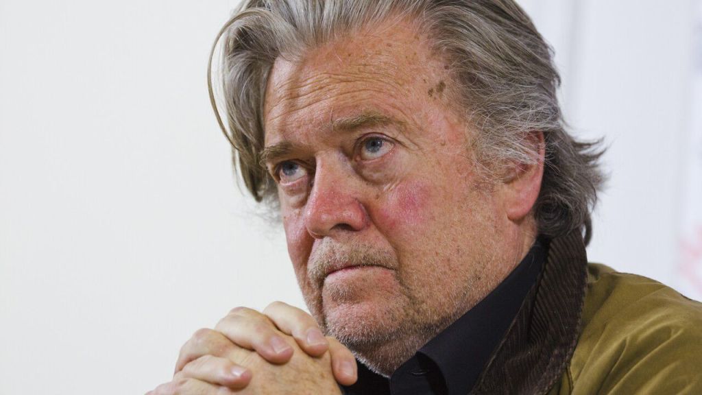 Donald Trump y Steve Bannon son falsos hombres fuertes.  Bannon casi llora por ir a la cárcel.  Trump tiene tanto miedo de ser encarcelado que está creando acusaciones demenciales contra el presidente Biden para distraernos.