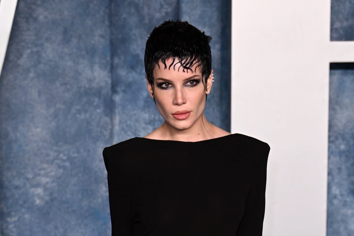 Halsey dice que tiene “suerte de estar viva” después de una batalla de salud, además de noticias sobre Adam Lambert, Kylie Minogue, Orville Peck, The Traitors y más.