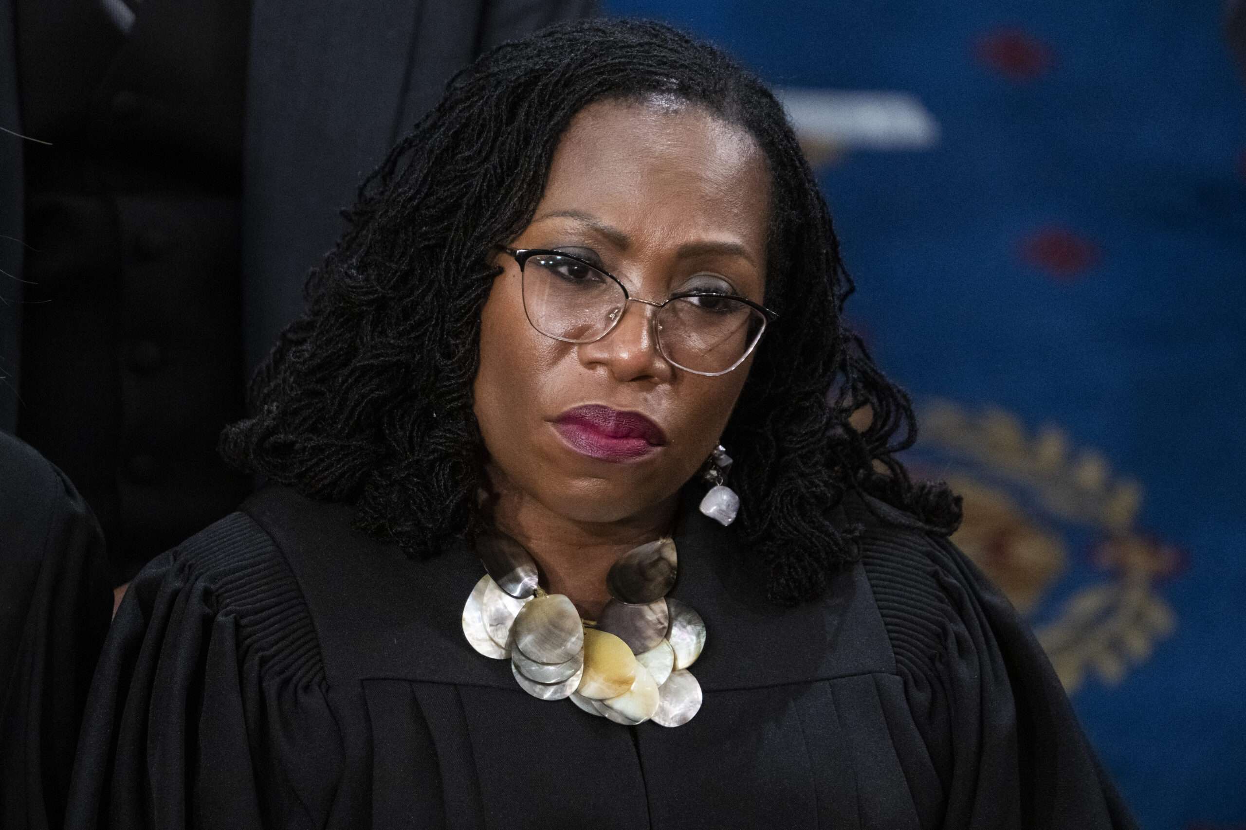 Ketanji Brown Jackson se suma a los jueces conservadores para revertir cientos de casos del 6 de enero