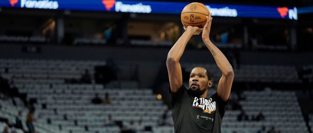 Fanáticos del baloncesto relacionados con Kevin Durant trabajando en su jersey en el club