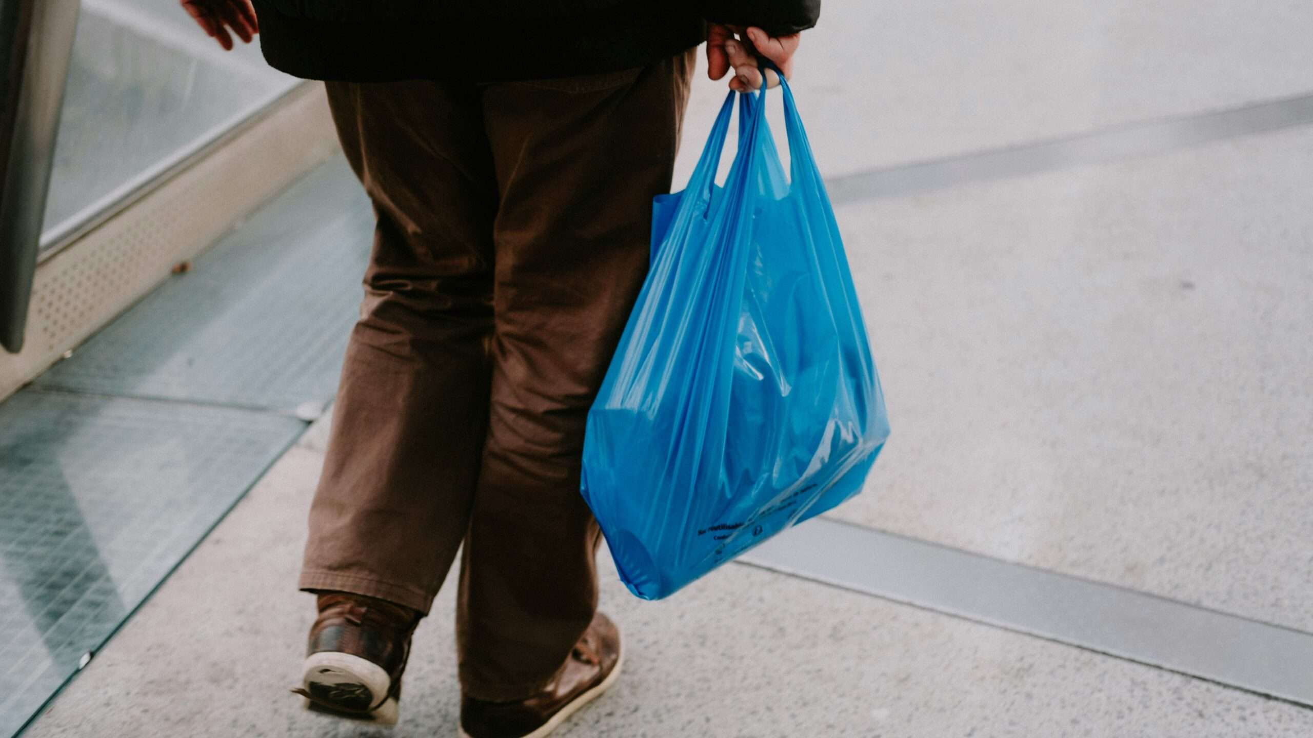 California está redoblando su apuesta por prohibir las bolsas de plástico