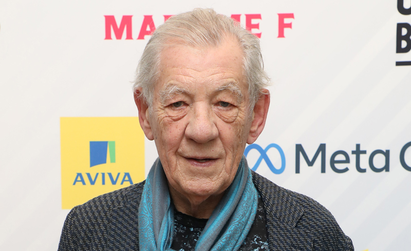 Ian McKellen se cae del escenario durante una actuación en Londres y es hospitalizado tras un accidente