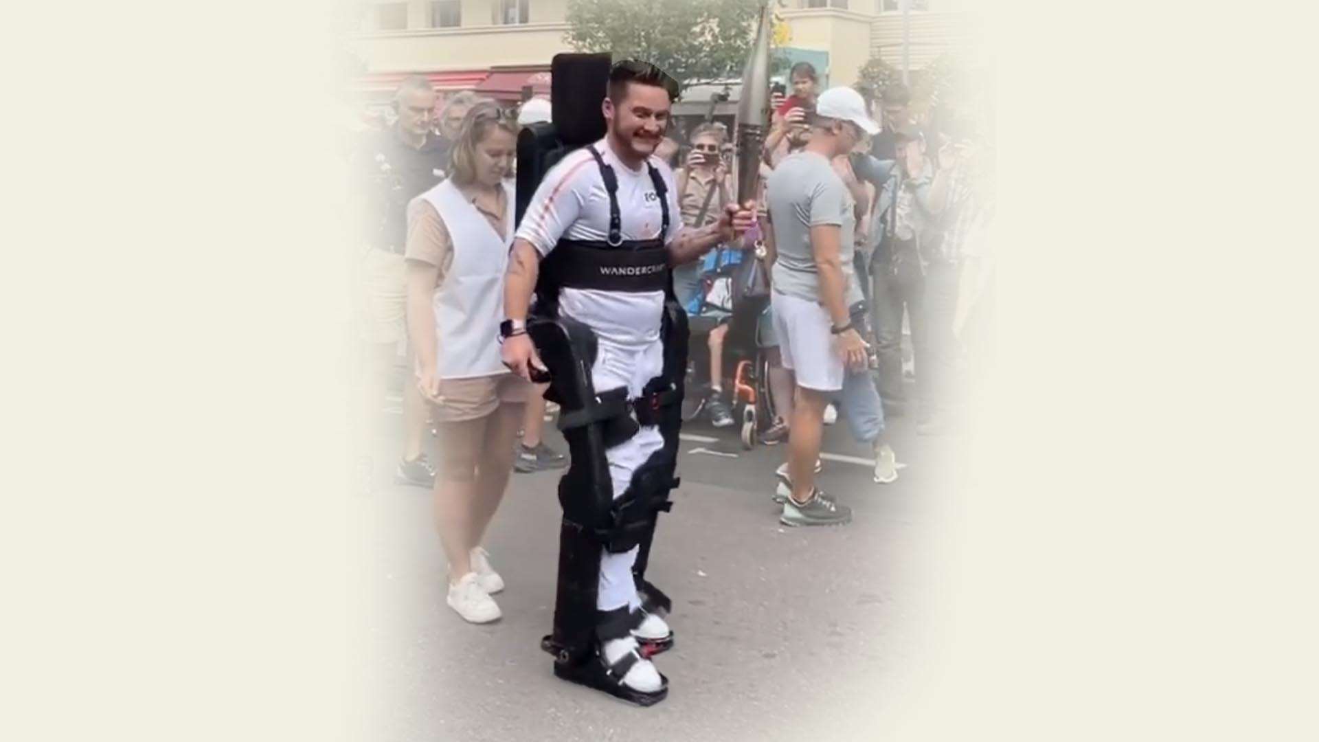 Este traje de exoesqueleto robótico ayuda a un hombre paralítico a caminar en los Juegos Olímpicos
