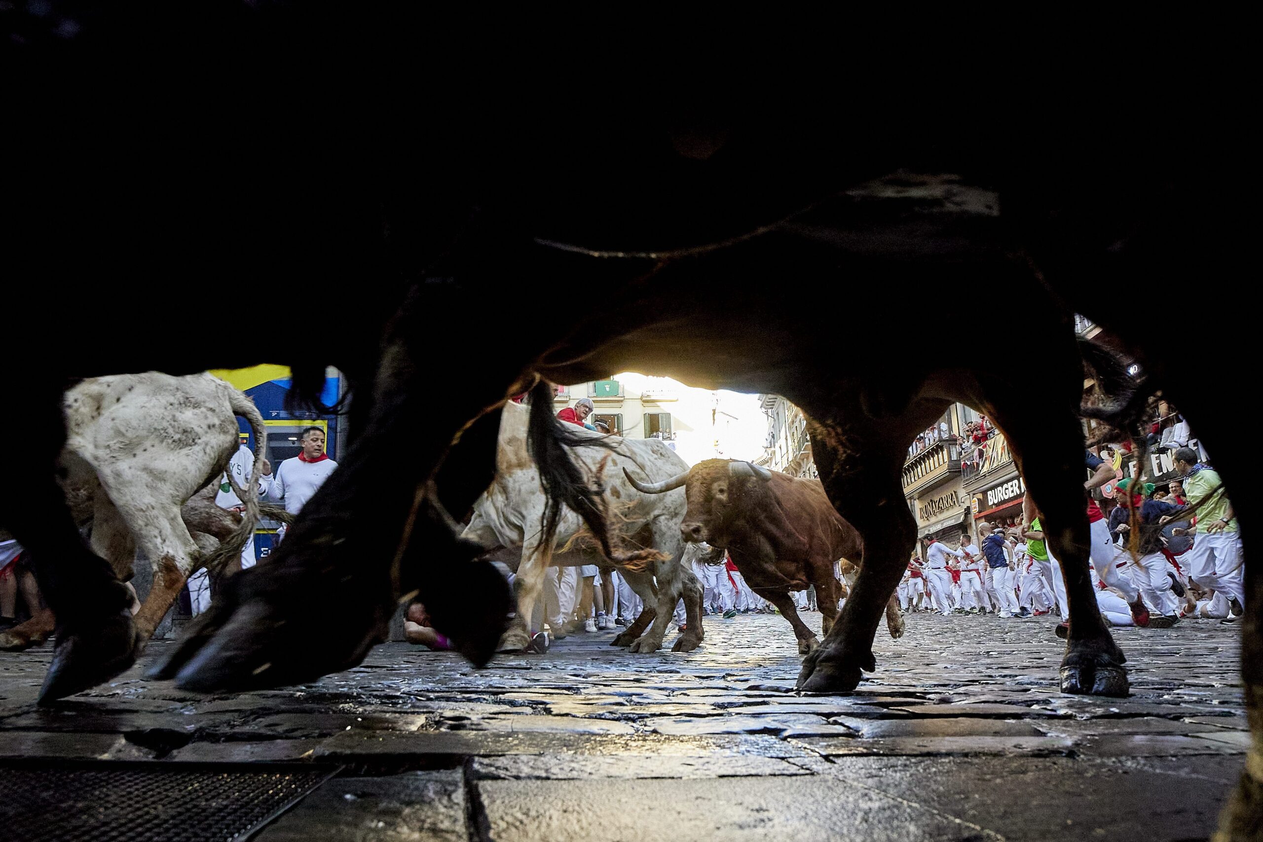 Vídeo: Comienzan los históricos encierros de San Fermín en España