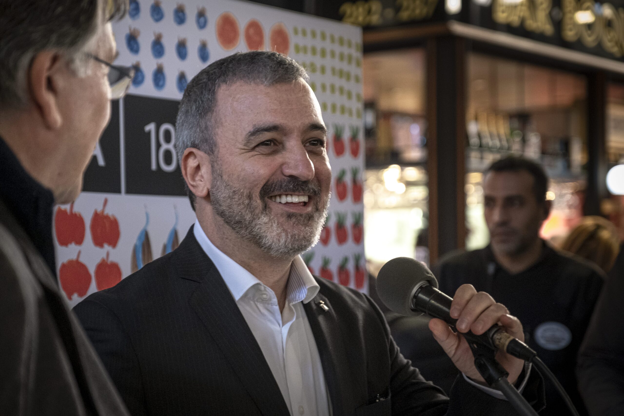El alcalde de Barcelona defiende la polémica prohibición de los pisos turísticos: el líder socialista dice que la ciudad no puede seguir con un turismo “descontrolado”