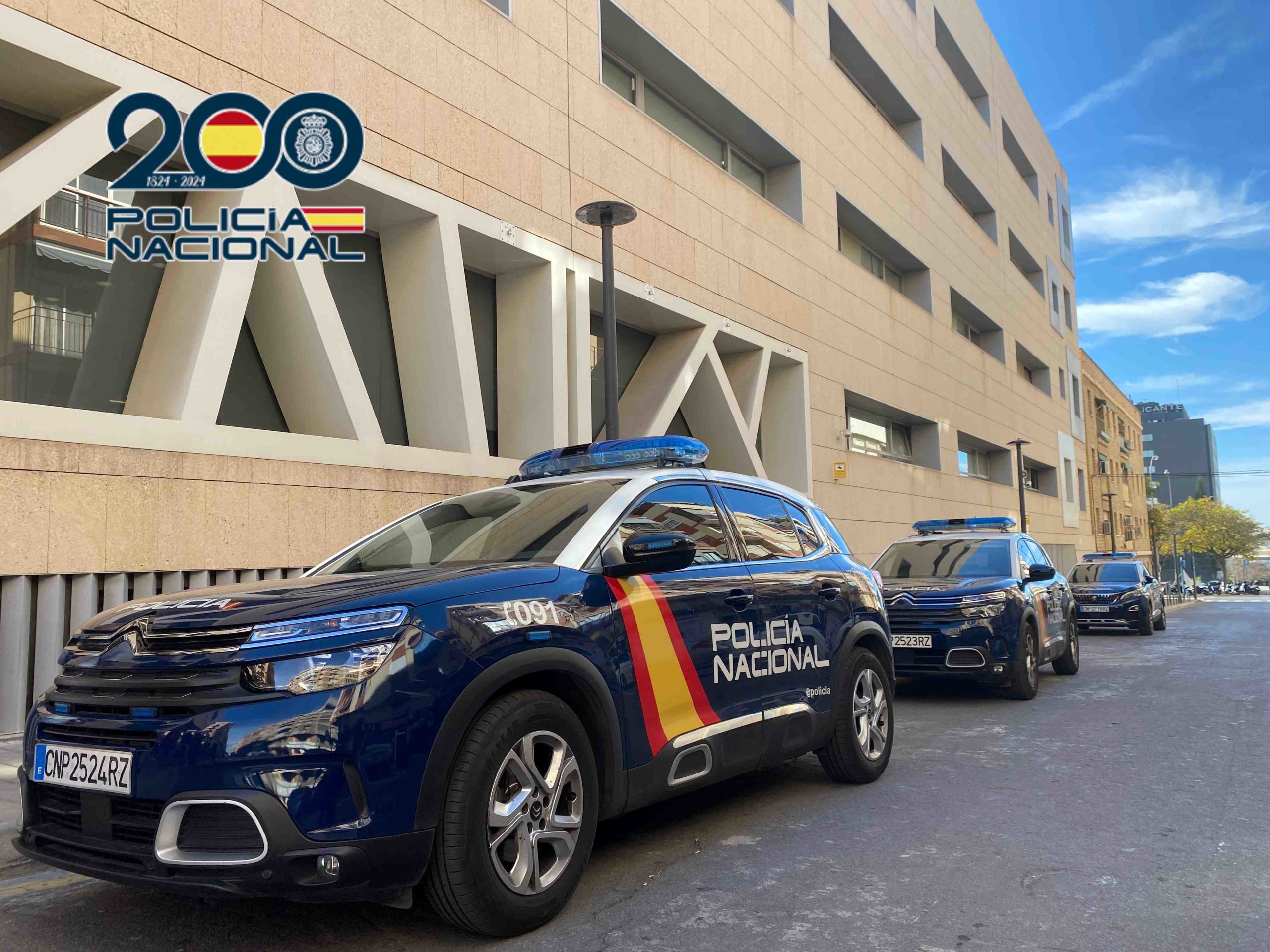 La policía presiona a los ladrones que se abrazan