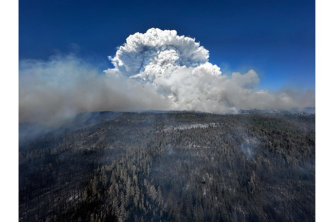 Tormentas de humo que escupen fuego se elevan hacia la atmósfera
