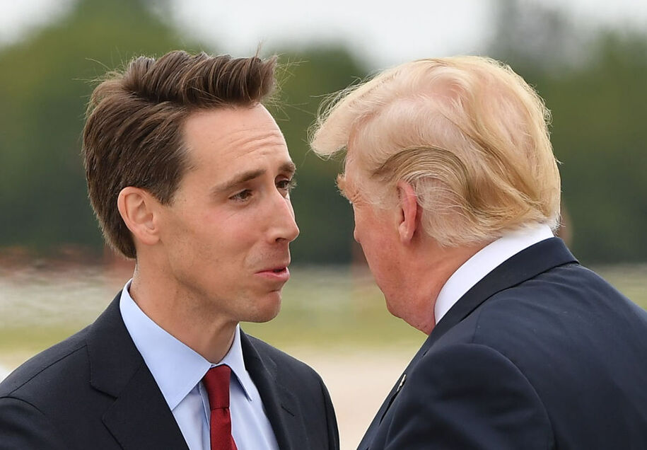 Josh Hawley abraza el nacionalismo cristiano en el escenario nacional