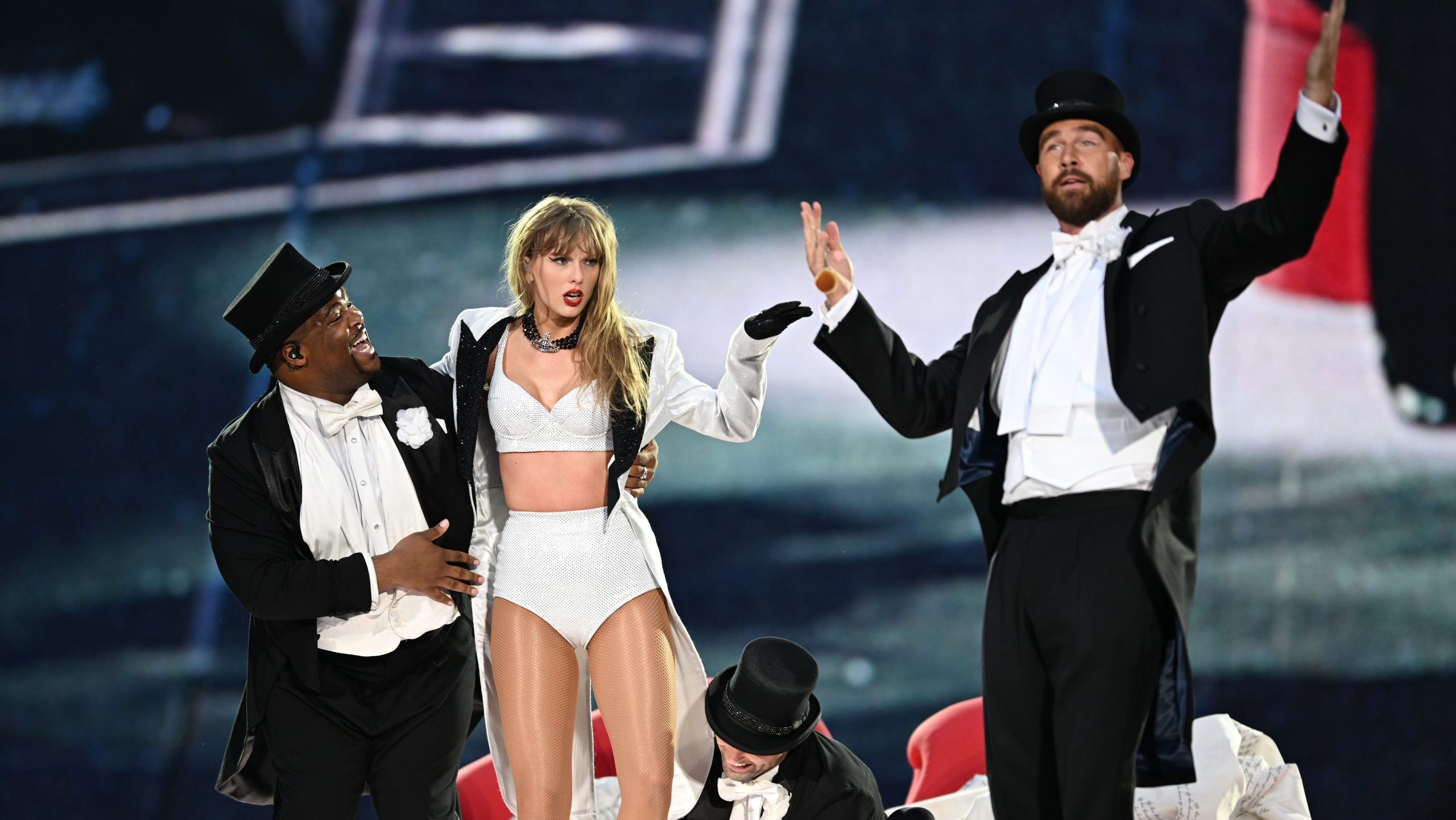 Travis Kelce y Taylor Swift se divierten juntos antes del campamento de entrenamiento de la NFL – Hollywood Life