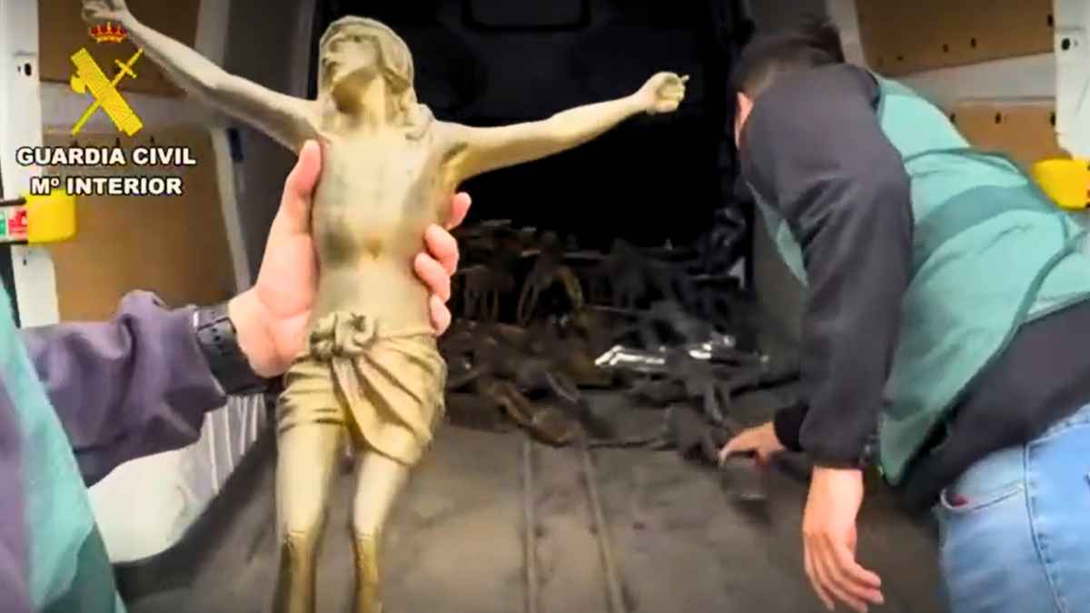 La policía española recupera una TONELADA de crucifijos robados por asaltantes de cementerios