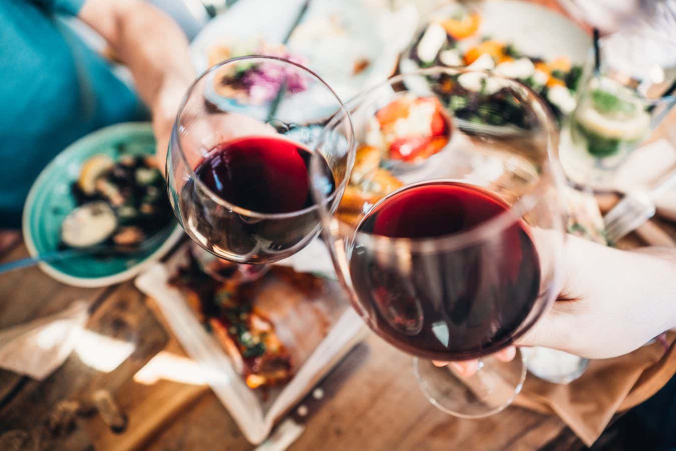 Por qué muchos estudios afirman erróneamente que es saludable beber un poco de alcohol