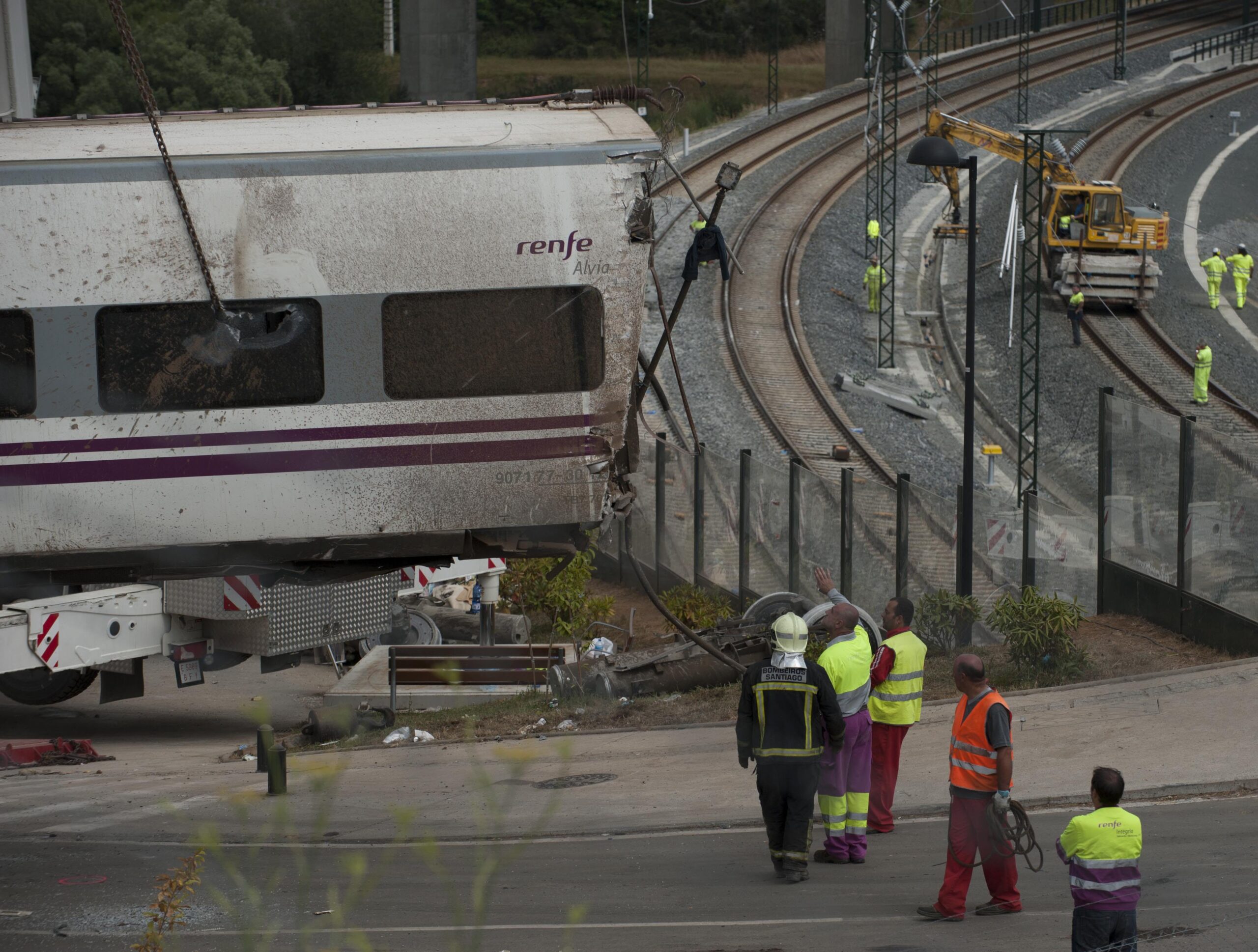 Condenan a 30 meses de prisión a un conductor de tren y al jefe de seguridad ferroviaria por provocar un descarrilamiento a alta velocidad en España, matando a 80 personas y causando decenas de heridos graves