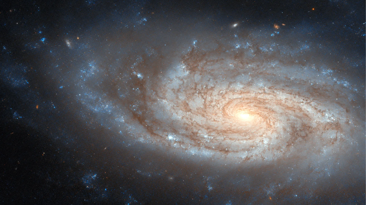 El Hubble detecta una impresionante galaxia espiral brillando en el ‘Pequeño León’ (imagen)