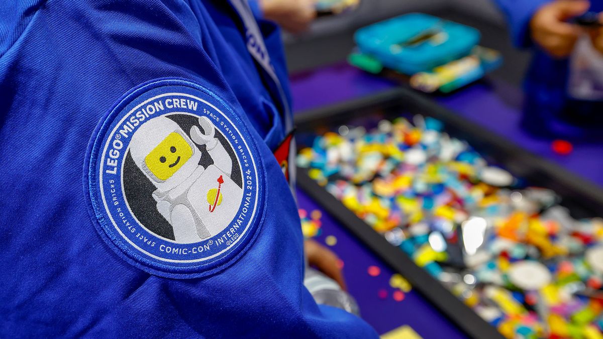 Lego instala una “estación espacial” en la Comic-Con de San Diego y ofrece un parche para la tripulación de la misión
