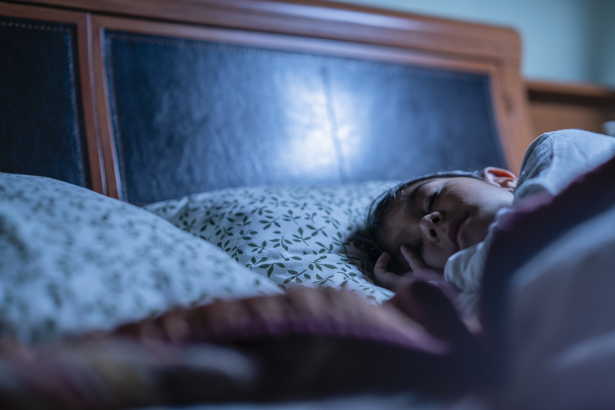 Acostarse tarde y no dormir lo suficiente pueden dañar el cerebro en desarrollo