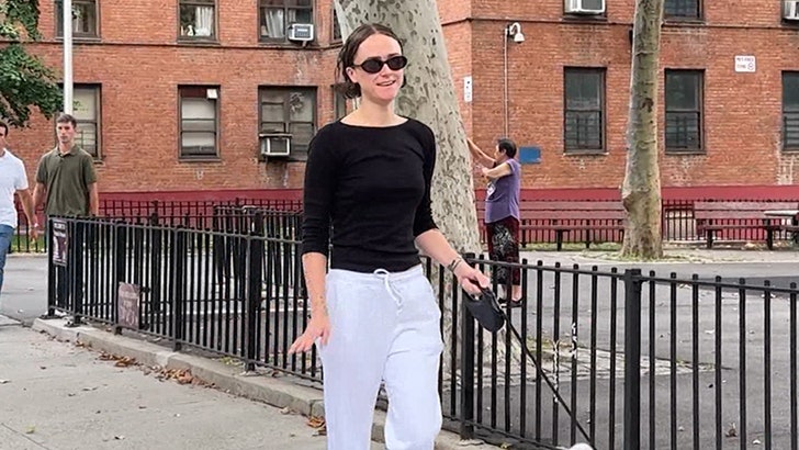 La hijastra de Kamala Harris, Ella Emhoff, critica el comentario de JD Vance sobre la “chica gato”