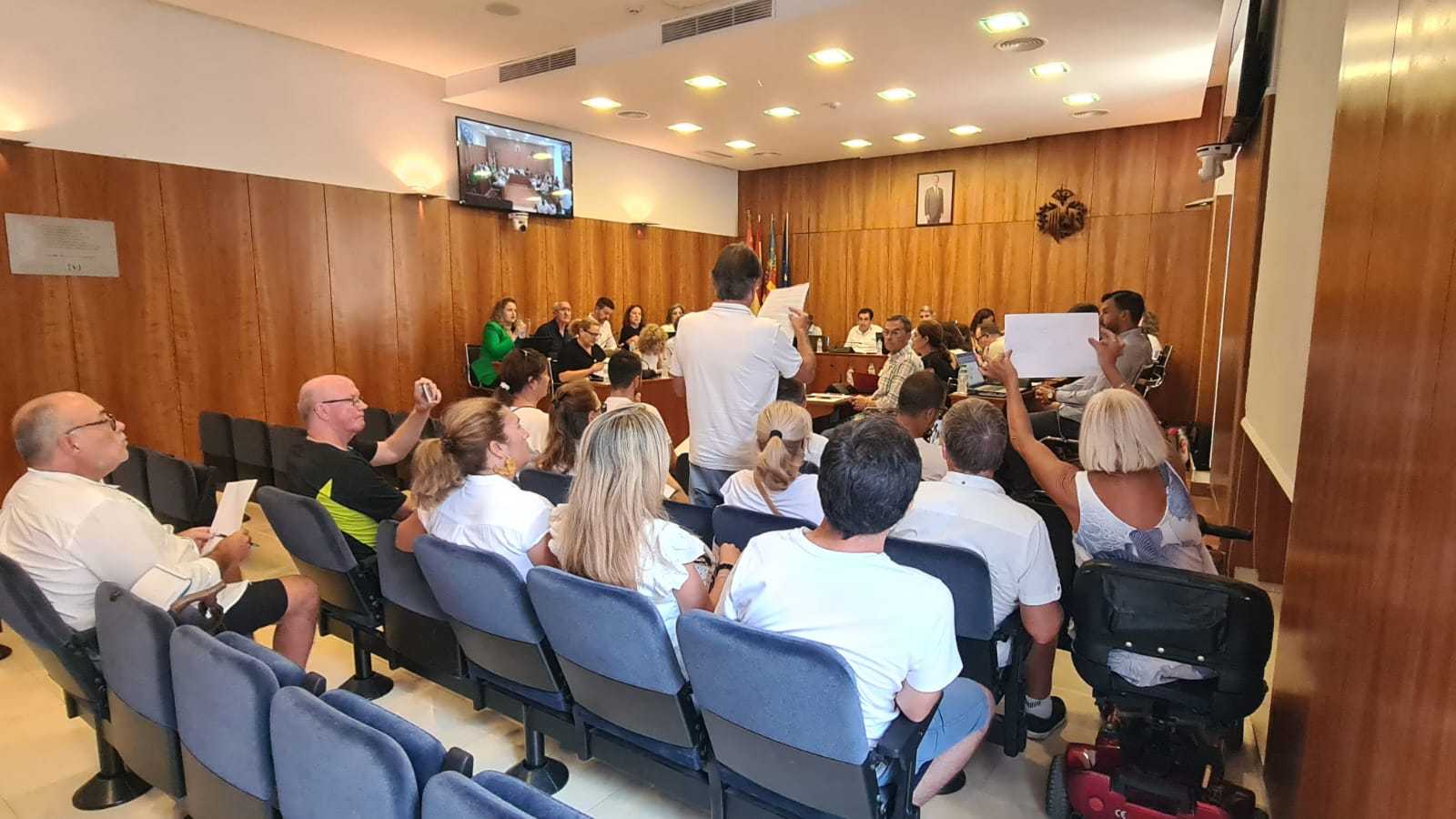 Los vecinos de Orihuela Costa muestran su “pérdida de confianza” en el alcalde