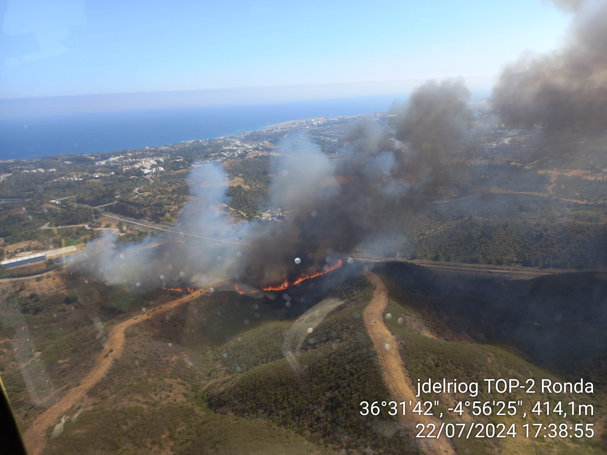 Incendio forestal en Marbella: helicópteros y aviones combaten el infierno mientras se elevan columnas de humo negro en el aire