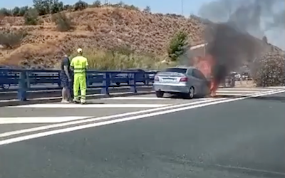 Un coche arde en la A-44 en Dúrcal