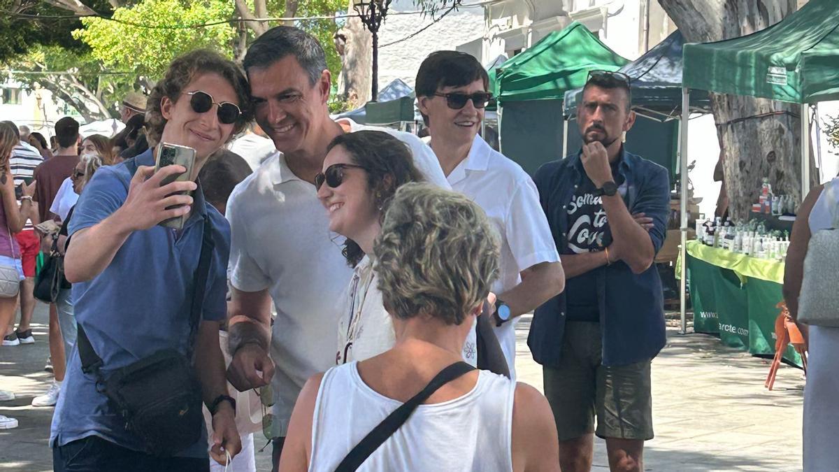 Pedro Sánchez y Salvador Illa se dejan ver juntos por Lanzarote