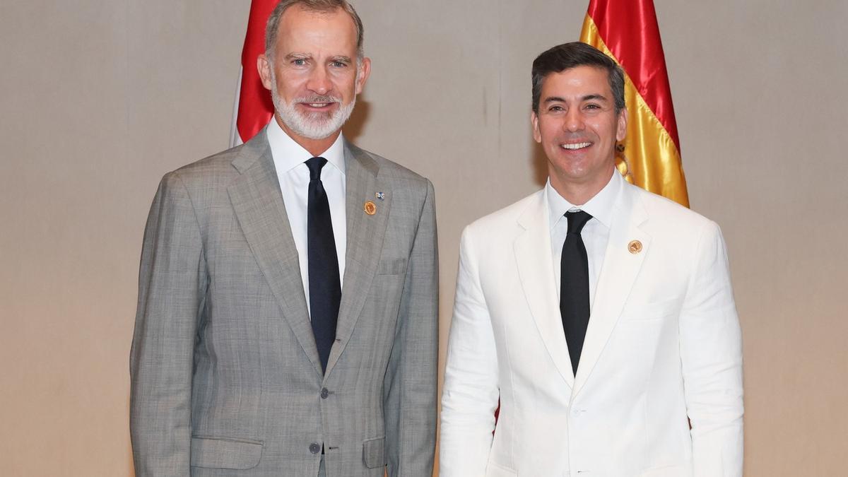 Felipe VI se reúne con el presidente de Paraguay en su viaje para asistir a la toma de posesión de Abinader