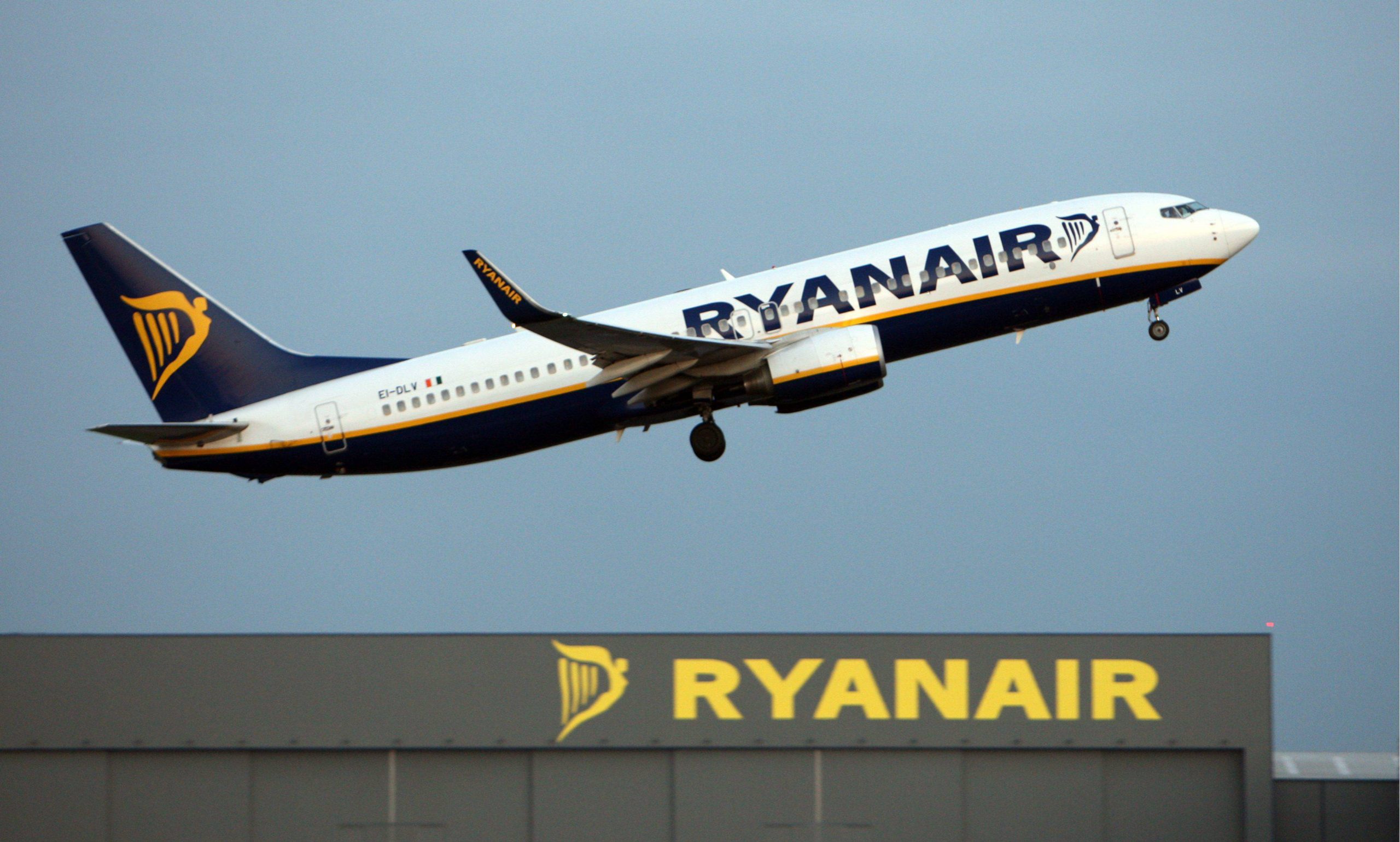 Una familia exige a Ryanair 1.600 euros de indemnización tras un vuelo de pesadilla de Irlanda a España: la espera de cuatro horas en la pista “le provocó un ataque de pánico a la niña”