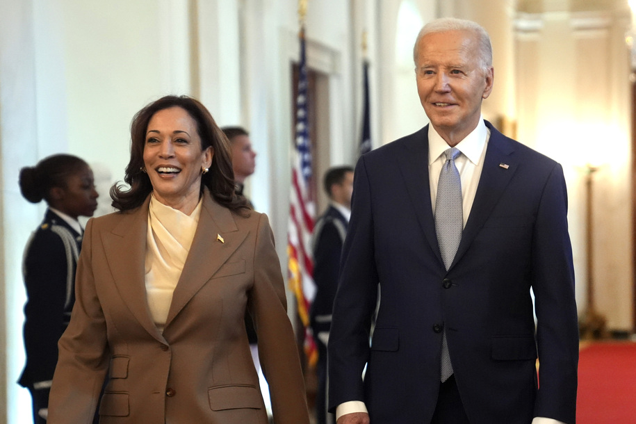 Biden y Harris hacen campaña juntos, mientras Trump fracasa en su último discurso