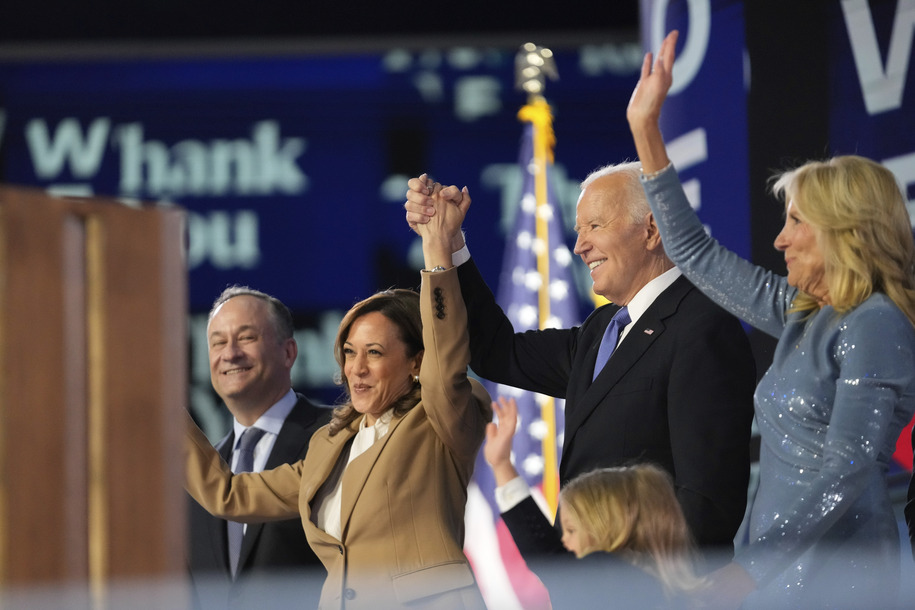 Este es el momento en el que Joe Biden le pasó oficialmente la antorcha a Kamala Harris